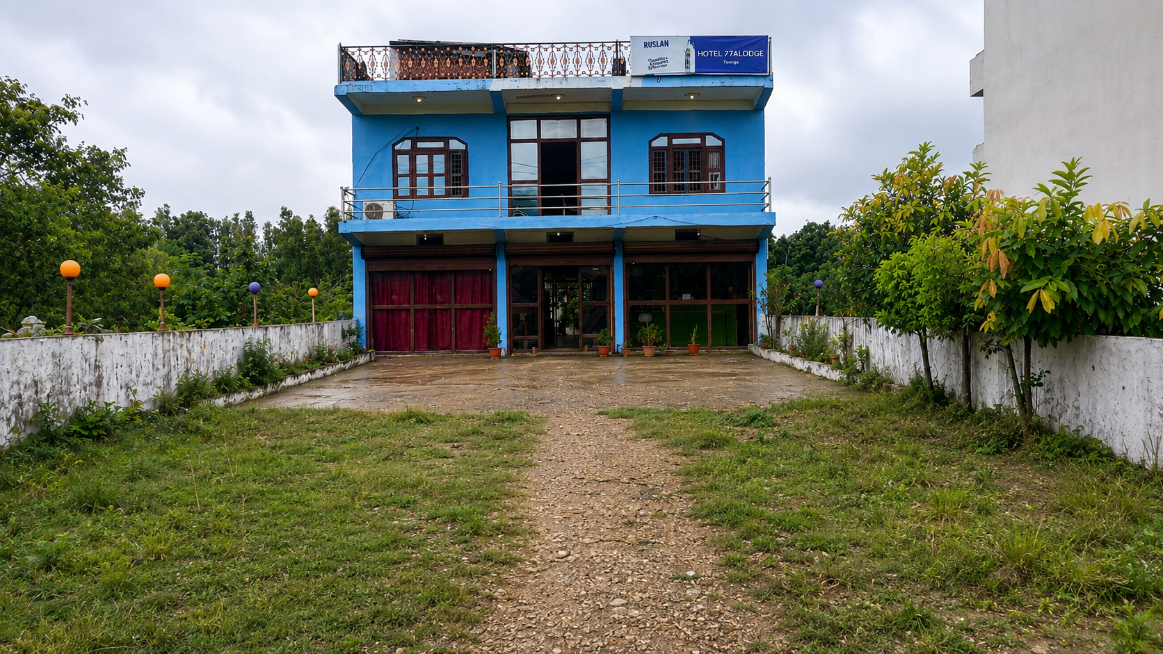 Hotel 77 Entrance & Surroundings